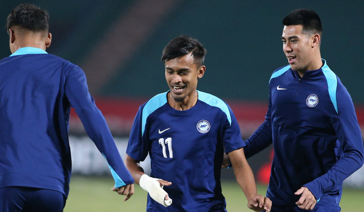 Va vào Xuân Son, hậu vệ Singapore vừa gãy ngón tay lại bị phạt đền