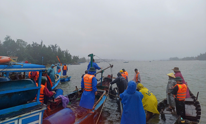 Chìm phà chở 14 người trên sông Trường Giang: Chủ tịch Quảng Nam chỉ đạo khẩn