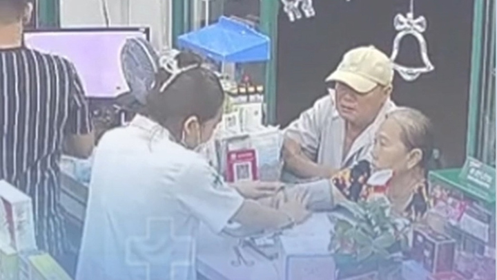 Cứu khách hàng huyết áp tăng cao đột ngột, nữ dược sĩ nhận mưa lời khen