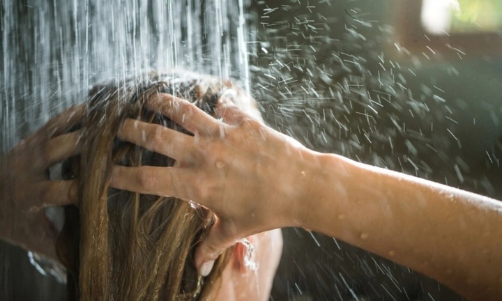 Không chỉ đột quỵ, thói quen tắm khuya còn gây loạt hệ lụy nguy hiểm này