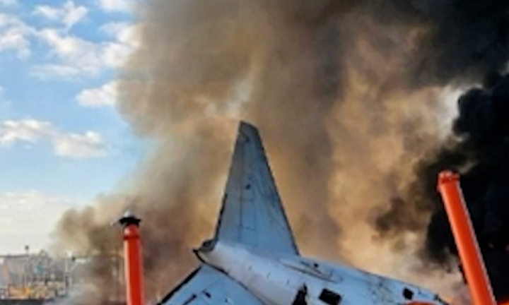 Camera ghi lại cảnh máy bay Hàn Quốc gặp nạn nổ tung, ít nhất 28 người chết