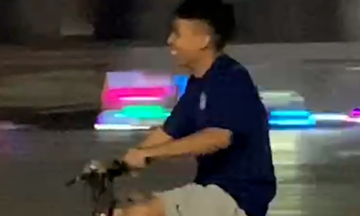 Cầu thủ Singapore đi chơi xe điện công viên trước trận bán kết với Việt Nam