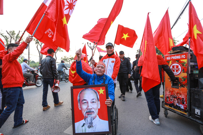 CĐV rực sắc đỏ quanh sân Việt Trì, chờ tuyển Việt Nam vào chung kết AFF Cup 2024