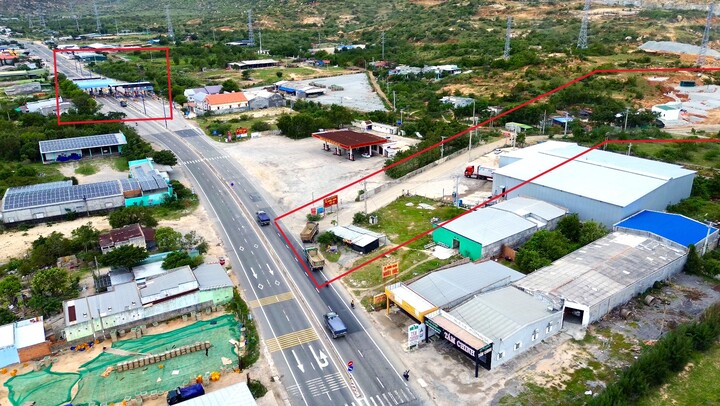 Xe tải ngang nhiên đi lùi trên quốc lộ 1 qua Ninh Thuận