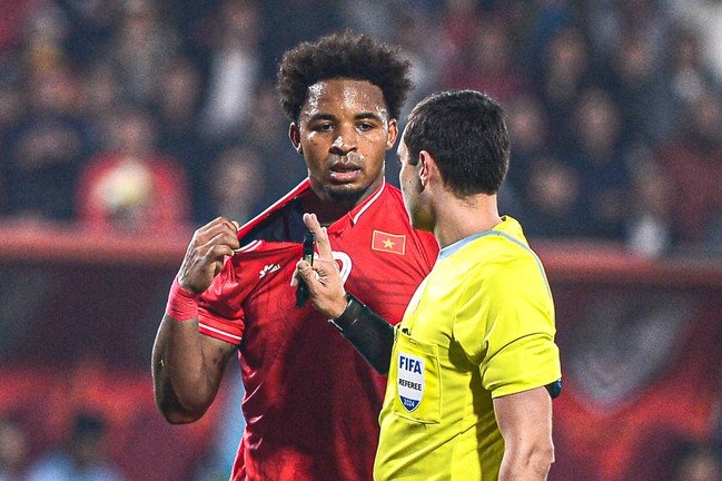 Cận cảnh Xuân Son rách áo, xé lưới Singapore đưa tuyển Việt Nam vào chung kết