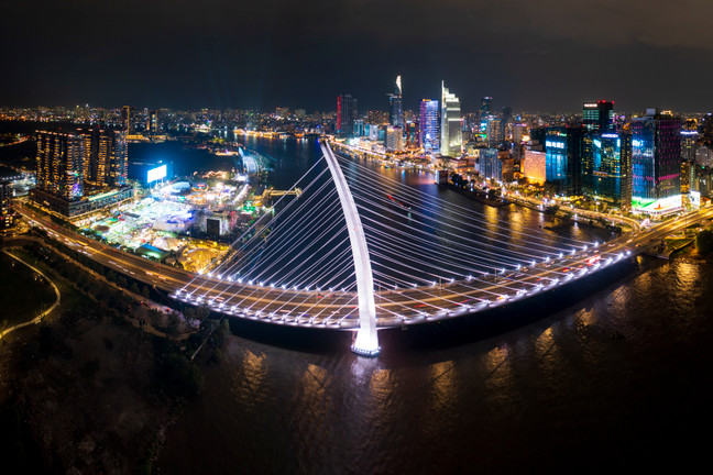 Ngắm cầu Ba Son rực rỡ ánh đèn, hút khách check-in trước thềm năm mới 2025