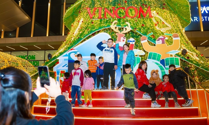 Khách hàng chịu chi mùa lễ hội, doanh thu của nhiều TTTM tăng mạnh
