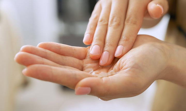 Đổ giấm vào lòng bàn tay xoa đều có tác dụng gì?