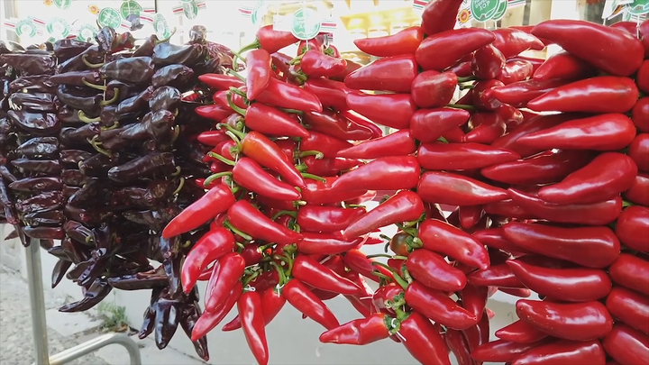Khám phá ngôi làng phủ kín ớt đỏ ở Pháp