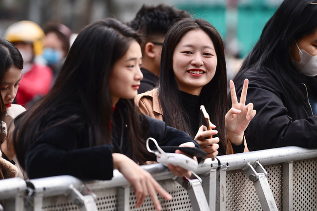 Giới trẻ xuống phố từ trưa chờ xem countdown và pháo hoa chào năm mới 2025