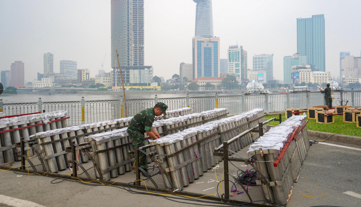 Trận địa pháo hoa ở TP.HCM trước giờ đón năm mới 2025