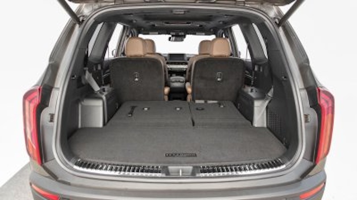 Gập ghế sau ôtô để chở hàng có bị phạt?