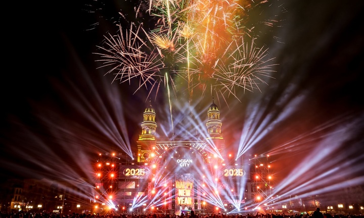 Gần 1 triệu người đổ bộ các tọa độ ăn chơi 'họ Vin' trong tiệc chào năm mới 2025