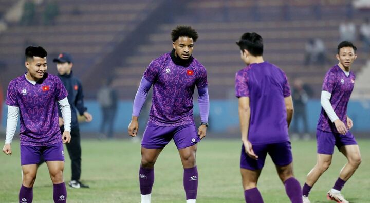 Người lạ quay lén tuyển Việt Nam trước trận gặp Thái Lan