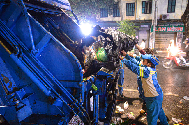 Nhân viên vệ sinh trắng đêm dọn rác ở phố đi bộ Hồ Gươm sau lễ countdown