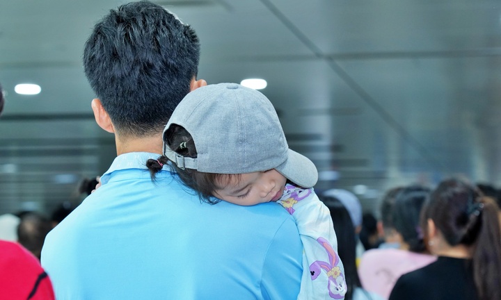 Chôn chân giữa biển người chờ lên tàu Metro TP.HCM