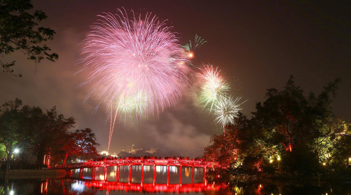 Pháo hoa rực sáng lung linh trên bầu trời Hà Nội, TP.HCM chào năm mới 2025 