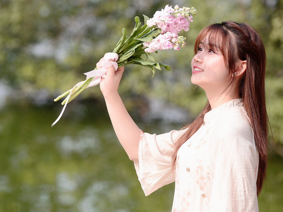 Các 'nàng thơ' diện áo dài chụp ảnh trên phố đi bộ Hồ Gươm ngày đầu năm mới 