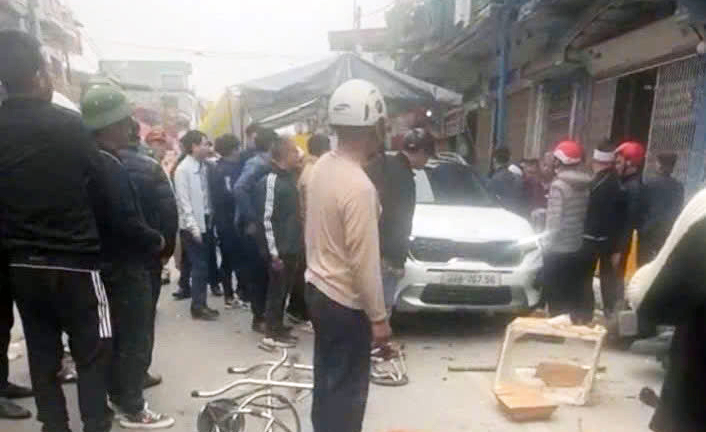 Ô tô lao vào rạp đám tang, 5 người bị thương, Chủ tịch Hải Dương chỉ đạo làm rõ