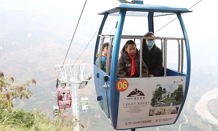 Trường nằm ở độ cao 1.650m, học sinh đến lớp bằng cáp treo, thang máy