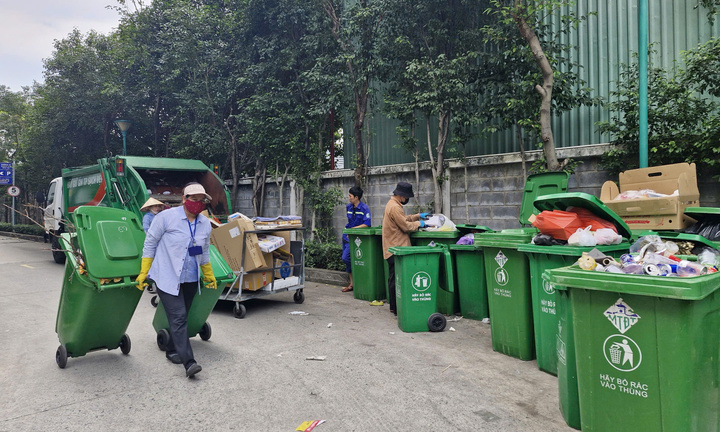 Phạt tiền để phân loại rác đúng quy định: 'Canh' người sai phạm cách nào? 