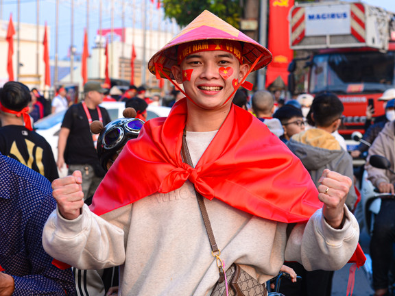 Cổ động viên vượt 500km tiếp lửa tuyển Việt Nam đấu Thái Lan