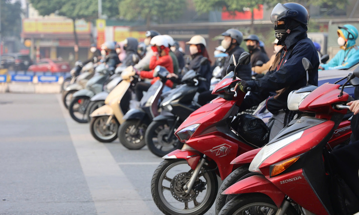 Định nhấn ga vượt đèn đỏ, tài xế giật mình nghe tiếng nhắc 'phạt 5 triệu đấy'