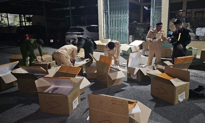 Phát hiện xe khách chở hơn 8.100 màn hình điện thoại không nguồn gốc 