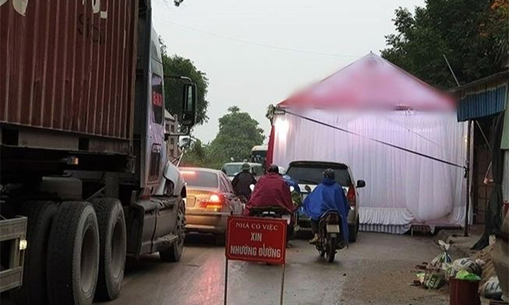 Ai dám dựng rạp giữa đường nếu chính quyền địa phương không làm ngơ?