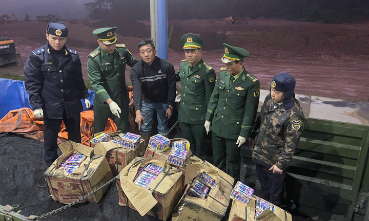Nguỵ trang gần 2 tạ pháo hoa nổ trong than đá để vận chuyển từ Lào về Việt Nam