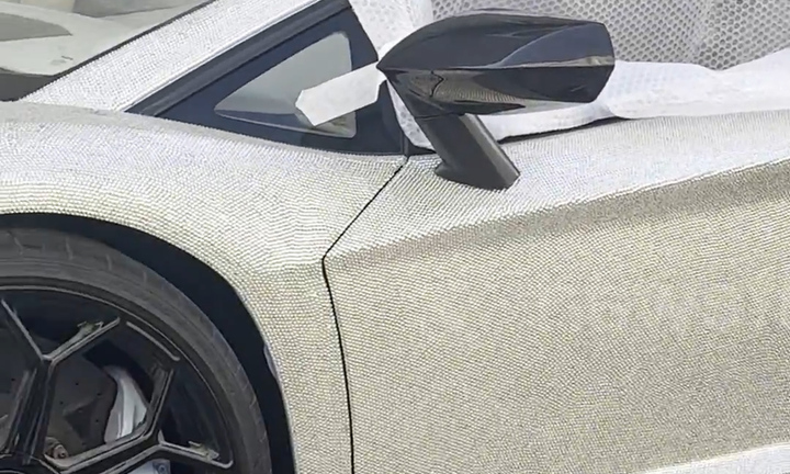 Trang trí hàng nghìn viên pha lê lên siêu xe Lamborghini