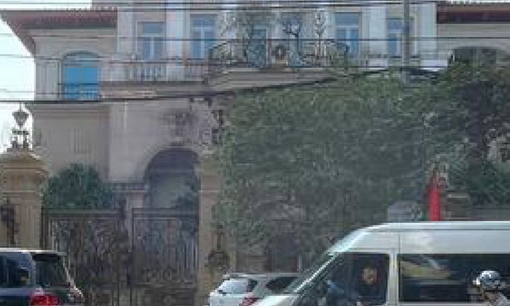 Công an khám xét nhà đại gia xăng dầu nổi tiếng ở Nghệ An