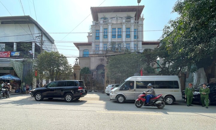 Công an khám xét nhà đại gia xăng dầu DKC 