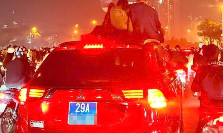 Tài xế ô tô biển xanh chở người trên nóc xe bị trừ 6 điểm bằng lái