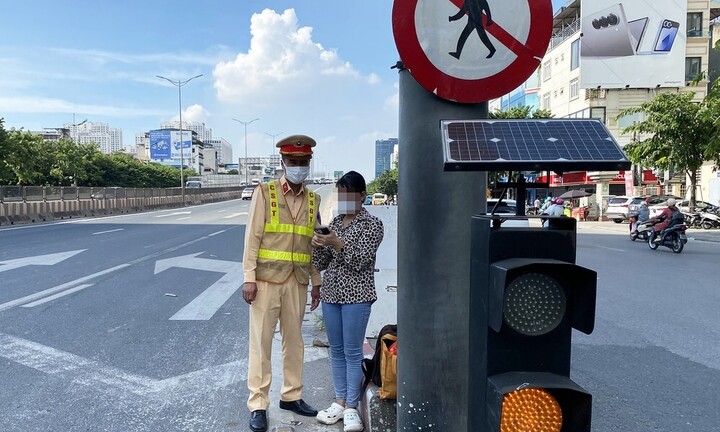 Đi bộ vào cao tốc bị phạt bao nhiêu tiền?