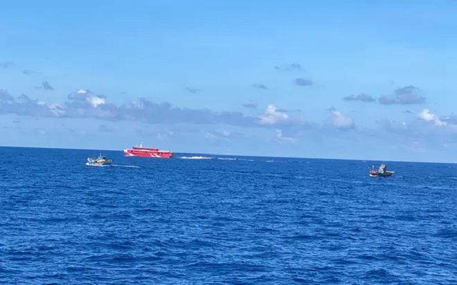 Sóng lớn đánh mạnh vào tàu cá, ngư dân Quảng Ngãi rơi xuống biển mất tích