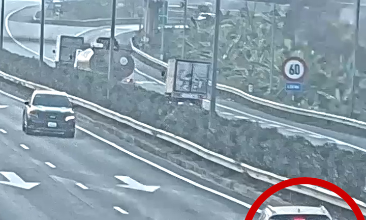 Chạy ô tô ngược chiều trên cao tốc Nội Bài - Lào Cài, tài xế bị phạt 35 triệu