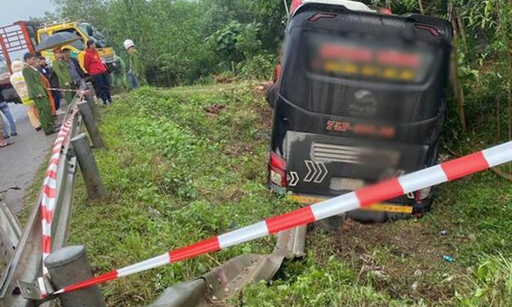 Phát hiện 10 bánh heroin và 15kg ma tuý đá trên xe khách bị tai nạn giao thông
