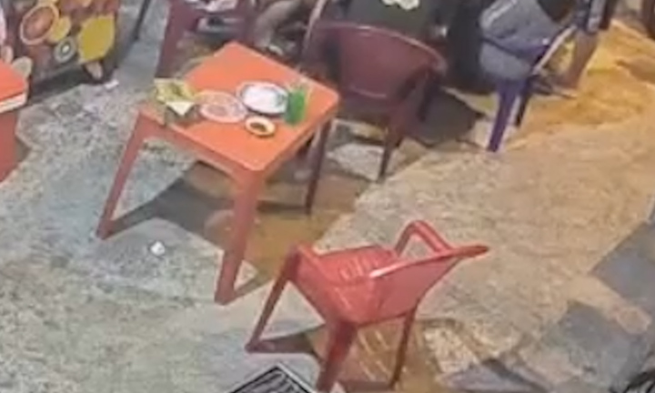 Phẫn nộ cảnh người đàn ông đánh tới tấp bé trai lớp 7 giữa đường