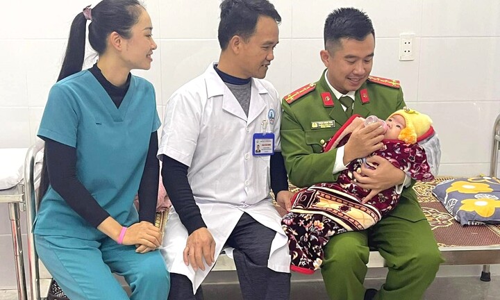 Cháu bé 4 tháng tuổi bị bỏ rơi giữa đêm khuya giá rét ở Nghệ An