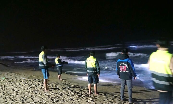 Cứu du khách bị đuối nước, nhân viên cứu hộ ở Đà Nẵng bị sóng biển cuốn mất tích