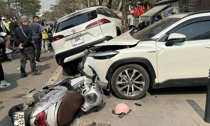 Ô tô húc văng 2 cô gái rồi lao lên vỉa hè ở Hà Nội