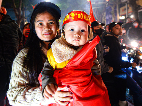 CĐV nhí khoác quốc kỳ, theo chân bố mẹ mừng đội tuyển Việt Nam vô địch