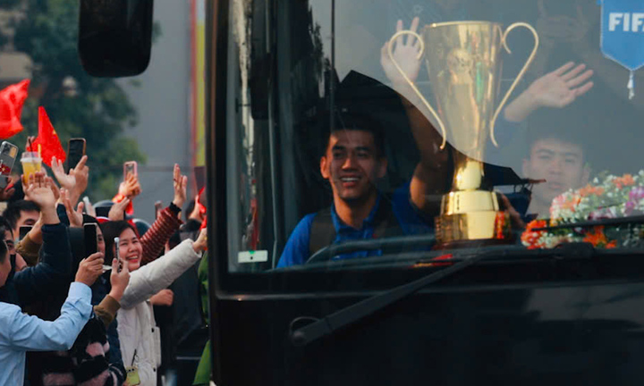 Người hâm mộ đứng hai bên đường chào đón các nhà vô địch AFF Cup 2024