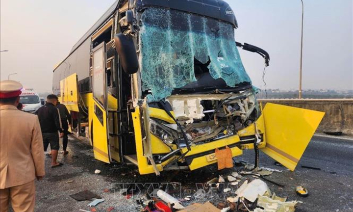 Ô tô giường nằm va chạm xe đầu kéo, 16 người bị thương