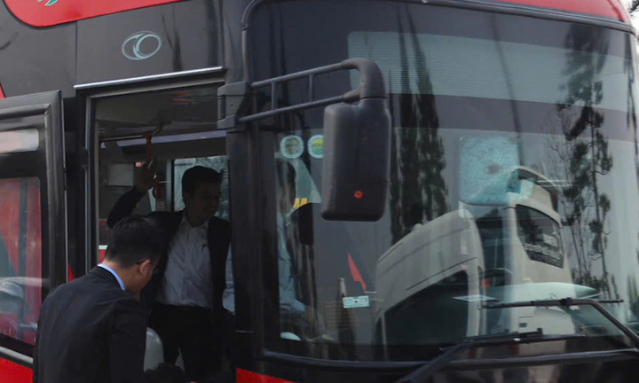 Xe buýt 2 tầng xuất hiện tại sân bay Nội Bài đón đội tuyển Việt Nam về nước