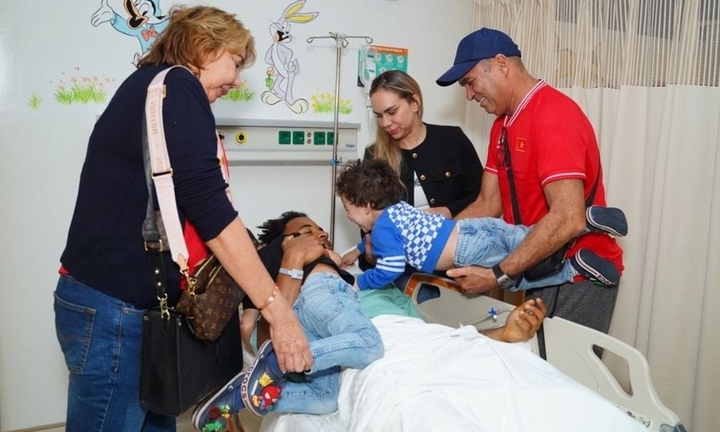 Hình ảnh Nguyễn Xuân Son bên vợ con trước khi vào phòng phẫu thuật