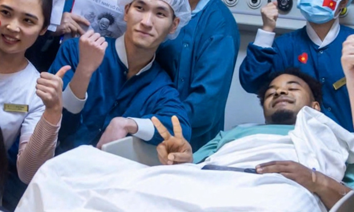 Xuân Son hát quốc ca Việt Nam sau ca phẫu thuật