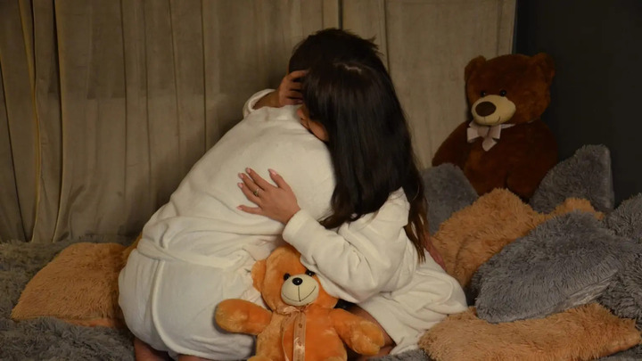  Dịch vụ ôm ấp chống cô đơn đắt khách: 'Xếp hàng' cả tuần để được ôm trong 1 giờ