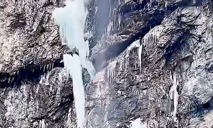 Khối băng khổng lồ bất ngờ đổ sập, du khách chạy tán loạn